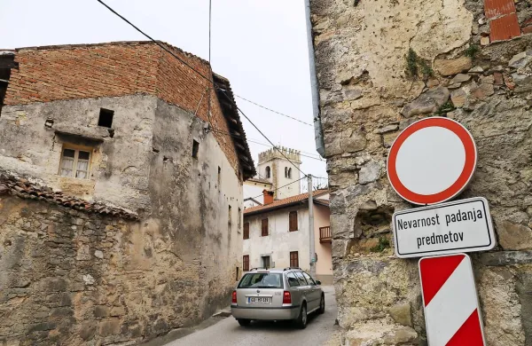 Lastnina naj bi bila sveta, vendar primeri, ko je ni vredno drugega, kot porušiti, kar velja tudi za hišo sredi Šempasu, kažejo, da bi  bilo 
morda treba v določenih primerih  spremeniti zakonodajo.