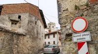 Lastnina naj bi bila sveta, vendar primeri, ko je ni vredno drugega, kot porušiti, kar velja tudi za hišo sredi Šempasu, kažejo, da bi  bilo 
morda treba v določenih primerih  spremeniti zakonodajo.