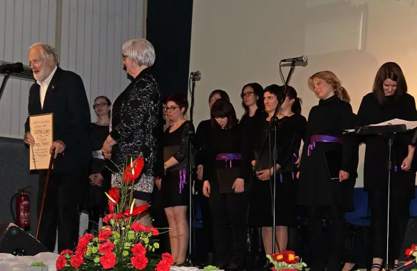 Profesor Tomaž Pavšič je iz rok predsednice društva RIS Ivane 
Gantar prejel listino častnega člana. 
