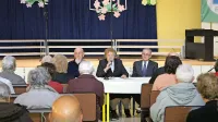  Za mizo sedijo (z leve): Tomaž Hočevar, Tončka Senčar in Teodor 
Colnar.