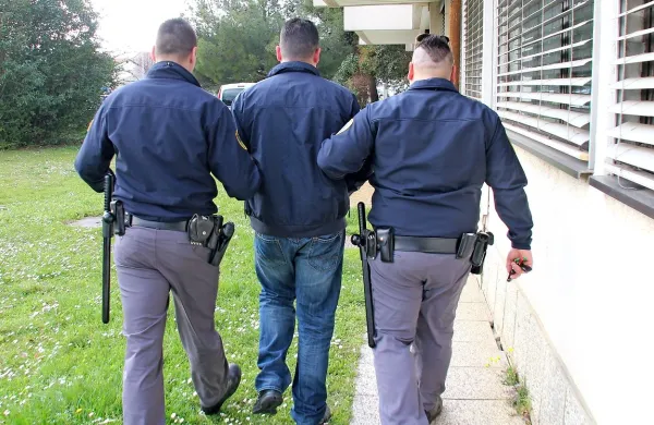Danijela T. so pravosodni policisti pripeljali iz koprskega zapora in 
ga znova odpeljali vanj.