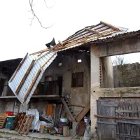 V Šempasu je sunek vetra odkril streho