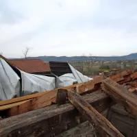 V Šempasu je sunek vetra odkril streho