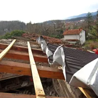 V Šempasu je sunek vetra odkril streho