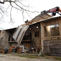 V Šempasu je sunek vetra odkril streho