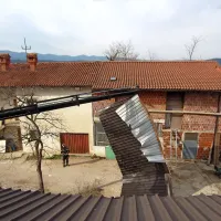V Šempasu je sunek vetra odkril streho