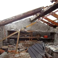 V Šempasu je sunek vetra odkril streho