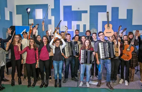 V drugi oddaji so se  15. februarja v koprskem studiu Hendrix  
predstavili učenci Glasbene šole Vinka Vodopivca Ajdovščina in 
oblikovali živahno, živo, mladostno glasbeno zgodbico.