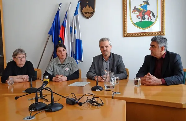 Julka Dekleva (levo) in Petra Žele Šajn sta veseli donacije občine  
in Pivke Perutninarstva, ki sta jo predala Robert Smrdelj in 
Aleksander Debevec (desno).