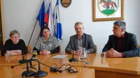 Julka Dekleva (levo) in Petra Žele Šajn sta veseli donacije občine  
in Pivke Perutninarstva, ki sta jo predala Robert Smrdelj in 
Aleksander Debevec (desno).