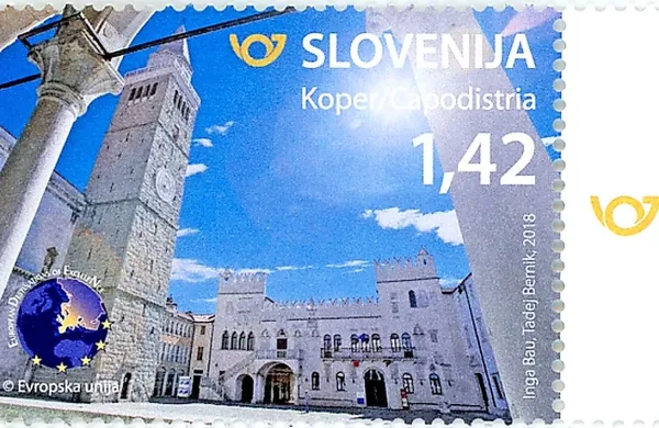 Poleg znamenitih  stavb na osrednjem koprskem trgu nova znamka prikazuje tudi žgoče koprsko sonce.