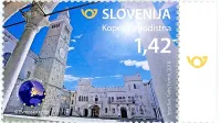 Poleg znamenitih  stavb na osrednjem koprskem trgu nova znamka prikazuje tudi žgoče koprsko sonce.