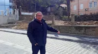 Miran Ibrahimagić izpostavi, da je  eden od sosedov  lani tlakoval 
dovozno pot do njegove garaže  in uredil parkirišča za  sosede. Prav 
tu  pa  načrti predvidevajo   tudi uvoz  do hotelske garaže.

