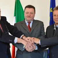  Sergio Chinese,  Fabrizio Fuccaro in Valter Mlekuž (z leve) so 
podpisali pismo o nameri za razvoj pogorja Kanin. 