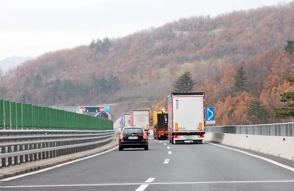 Protivetrna zaščita bo na najbolj izpostavljenih delih vipavske 
hitre ceste zmanjšala število zapor prometa  zaradi burje.