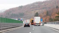Protivetrna zaščita bo na najbolj izpostavljenih delih vipavske 
hitre ceste zmanjšala število zapor prometa  zaradi burje.