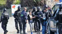 Eltona Shkurtija so  zamaskirani specialci in kriminalisti prve dni 
oktobra leta 2016 aretirali pri izolski pasji plaži  in ga pri tem  
poškodovali. Pred tem je v morje odvrgel  pištolo in rjav zavoj.