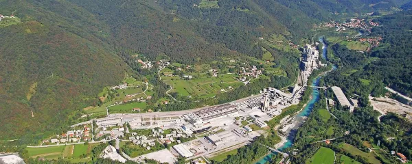 Tudi danes mogočni Salonit v Anhovem je zrasel na temeljih 
cementarne, ki jo je Jugoslavija po vojni zaplenila Italiji kot 
povračilo za Primorcem povzročeno škodo.