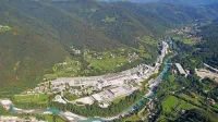 Tudi danes mogočni Salonit v Anhovem je zrasel na temeljih 
cementarne, ki jo je Jugoslavija po vojni zaplenila Italiji kot 
povračilo za Primorcem povzročeno škodo.