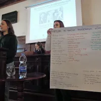 Želje so učenci parlamentarci napisali na velik list papirja in jih 
tudi utemeljili.