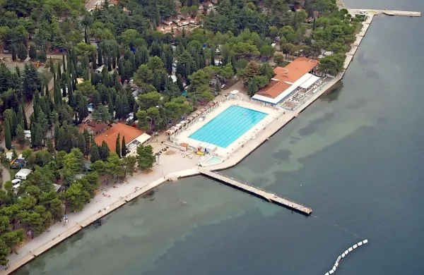 Adria Ankaran bi morala za lansko leto plačati 327.000 evrov za 
nadomestilo za uporabo stavbnega zemljišča. 