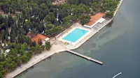 Adria Ankaran bi morala za lansko leto plačati 327.000 evrov za 
nadomestilo za uporabo stavbnega zemljišča. 