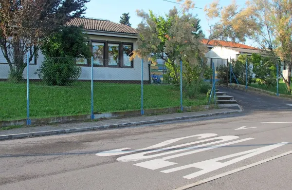 Podpisniki peticije  zahtevajo, da koprska občina zgradi novo šolo 
na Škofijah in ne zgolj energetsko sanira dotrajan montažni 
objekt.