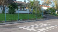 Podpisniki peticije  zahtevajo, da koprska občina zgradi novo šolo 
na Škofijah in ne zgolj energetsko sanira dotrajan montažni 
objekt.