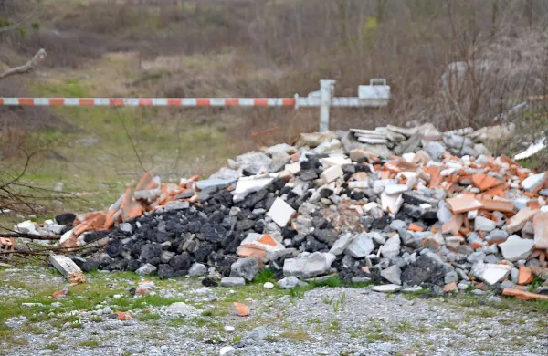  Namesto da bi jih odpeljali v   Staro Goro,   gradbene odpadke nekateri odložijo kar ob vrtojbenski 
obvoznici.