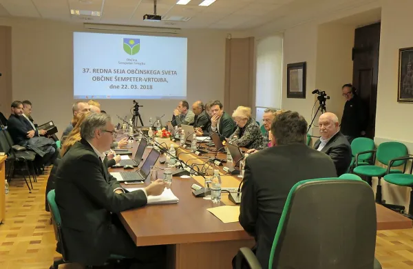 Seje se je udeležilo vseh 16 svetnikov, proti soglasju h koncesiji jih 
je glasovalo osem. 