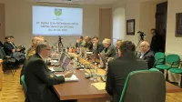 Seje se je udeležilo vseh 16 svetnikov, proti soglasju h koncesiji jih 
je glasovalo osem. 