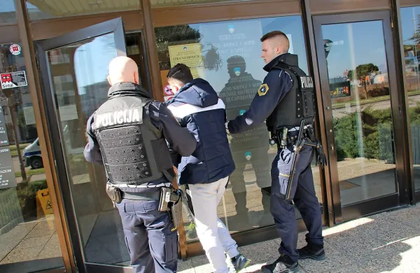 Policisti so včeraj zgodaj popoldne na koprsko sodišče pripeljali 
štiri osumljene, ki so jih prijeli na Štajerskem.