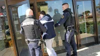 Policisti so včeraj zgodaj popoldne na koprsko sodišče pripeljali 
štiri osumljene, ki so jih prijeli na Štajerskem.