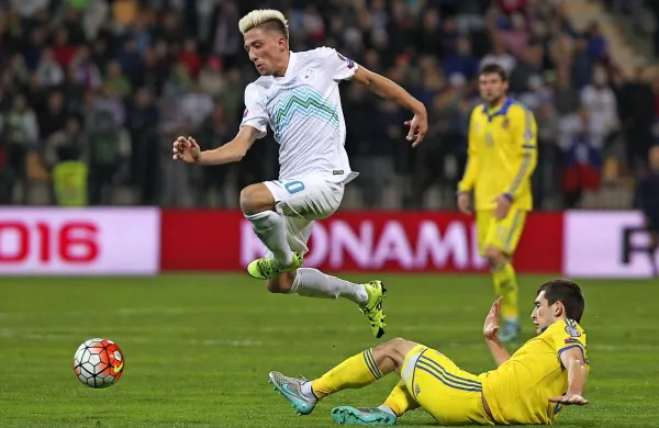 Kevin Kampl (v belem dresu) dobro pozna avstrijske tekmece. 