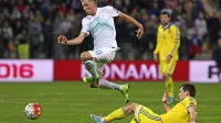 Kevin Kampl (v belem dresu) dobro pozna avstrijske tekmece. 