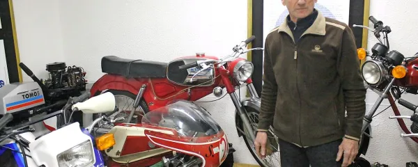 Miran Mozetič med najhitrejšimi Tomosovimi motocikli. Tekmovalni  50 kubični model z vetrobranom je  drvel vsaj s 160, v 
najmočnejši različici pa tudi prek 200 kilometrov na uro. 