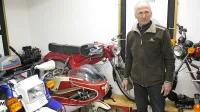 Miran Mozetič med najhitrejšimi Tomosovimi motocikli. Tekmovalni  50 kubični model z vetrobranom je  drvel vsaj s 160, v 
najmočnejši različici pa tudi prek 200 kilometrov na uro. 