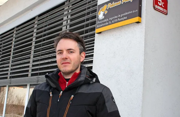 Stečajni upravitelj Rok Felicijan Pristovšek: “Po 12 ur na dan se 
trudim, da bi  uspeli nujne posle zaključiti  in da se proizvodnja ne 
ustavi, temveč z novima najemnikoma teče naprej.” 
