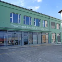 Pediatrična ambulanta bo svoje prostore dobila v prvem nadstropju prizidka Zdravstvene postaji Pivka (desno zgoraj).   