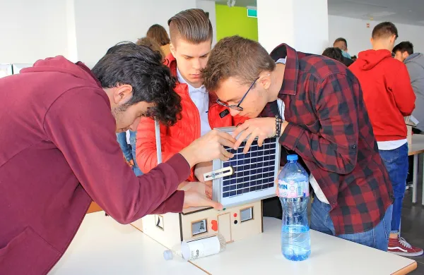Dijaki so izdelovali makete energetsko čim bolj učinkovitih hiš.
