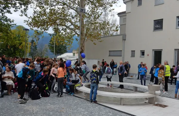   Vrt pred Kinogledališčem vabljivo dopolnjuje fontana. 