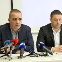 Vodja koprskih kriminalistov Dean Jurič (levo) in vodja  oddelka 
za organizirano kriminaliteto Damjan Apollonio sta pojasnila, da 
kriminalne združbe s stisko ljudi kujejo ogromne zaslužke.