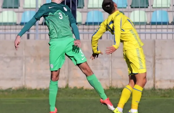 Nogometaš Ankarana Luka Badžim (v zelenem dresu) je pomemben člen v načrtih selektorja mlade reprezentance Primoža 
Glihe.
