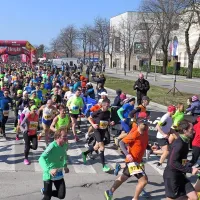 Tekači in tekačice so se tako podali na deset oziroma 21-kilometrsko pot po Krasu.