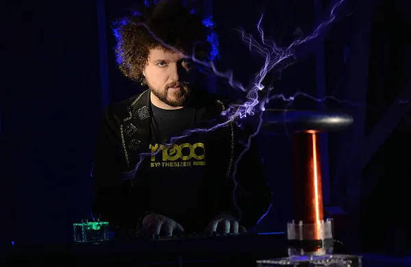 Predstava Tesla združuje dva najljubša svetova Janeza Dovča - 
glasbo in fiziko.