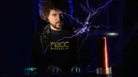 Predstava Tesla združuje dva najljubša svetova Janeza Dovča - 
glasbo in fiziko.