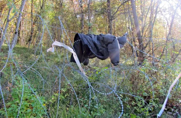 Večina prebežnikov mejo med Slovenijo in Hrvaško prečka peš,  pri čemer jih ne ovira niti  žičnata ograja. Nekateri si pot utrejo tako, da 
na  ograjo enostavno položijo oblačila.