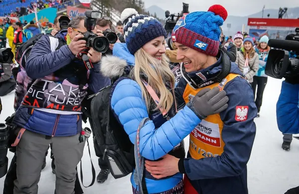 Zmagovalec svetovnega pokala Kamil Stoch v objemu soproge, ki 
jo je zasnubil prav v Kranjski Gori.