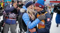 Zmagovalec svetovnega pokala Kamil Stoch v objemu soproge, ki 
jo je zasnubil prav v Kranjski Gori.