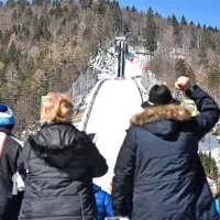 Pogled z dna proti vrhu druge največje letalnice na svetu.